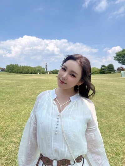 '40세' 송가인, '153cm·44kg' 스펙 황금 비율….잔디밭서 다리 번쩍 들고 뽐낸 원피스 핏