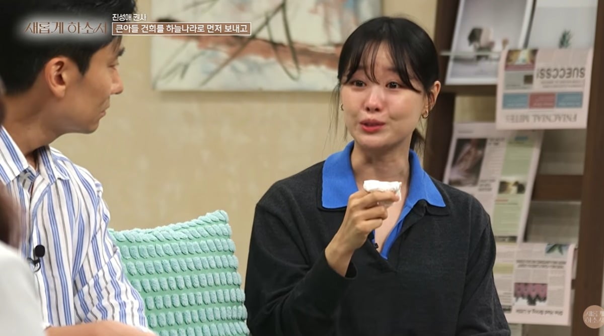 송지은은 예정된 방송에 출연해 진행자 자리를 지켰다./사진=유튜브 채널 '새롭게 하소서' 캡처