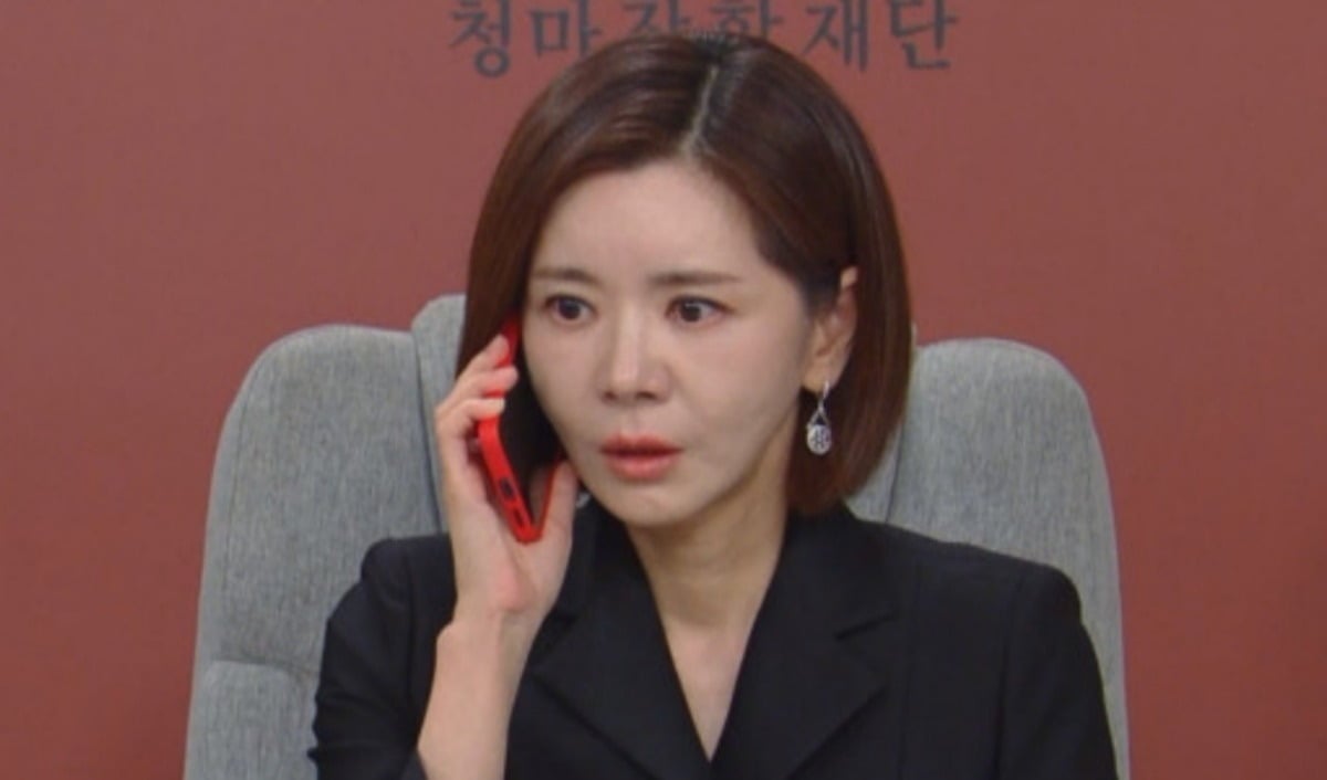 장서희가 의문의 연락을 받고 충격에 빠진다. / 사진제공=KBS '욕망의 덫'