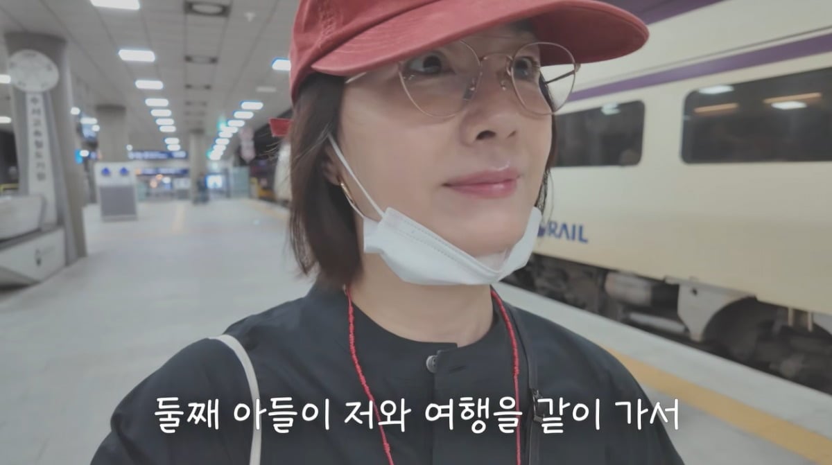 오연수가 둘째 아들과 여행을 떠난 근황을 공개했다. / 사진='오연수' 유튜브 캡처