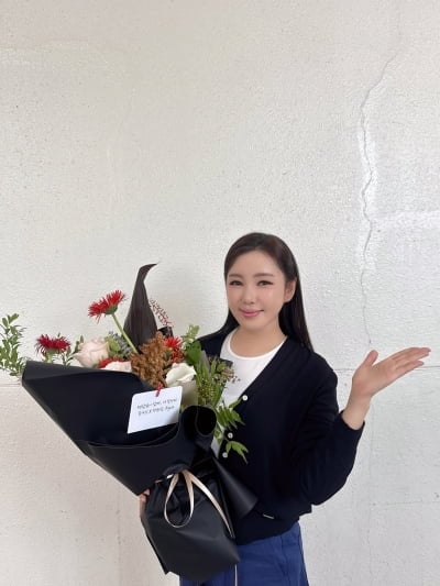 '40세' 송가인, 꽃다발 한가득 안고 활짝…3년 연속 모델 발탁 '겹경사'
