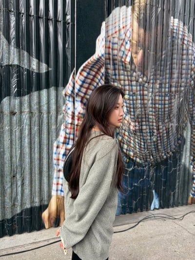 '47kg' 문가영, 긴 머리 늘어뜨리고 뽐낸 갸녀린 몸매…니트 핏이 남다르네