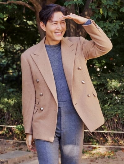 '55세' 이정재, '중년의 신사' 다운 멋스러운 미소…'글로벌 진출 할 만 하네'