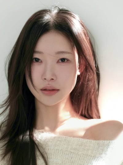 '맑눈광' 김아영, 확 달라진 분위기와 비주얼…어깨 드러낸 니트에 환한 미소