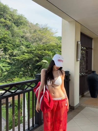 '♥박성광' 이솔이, 탄탄 복근 무슨 일이야…늘씬한 휴양지 패션 '시선 집중'