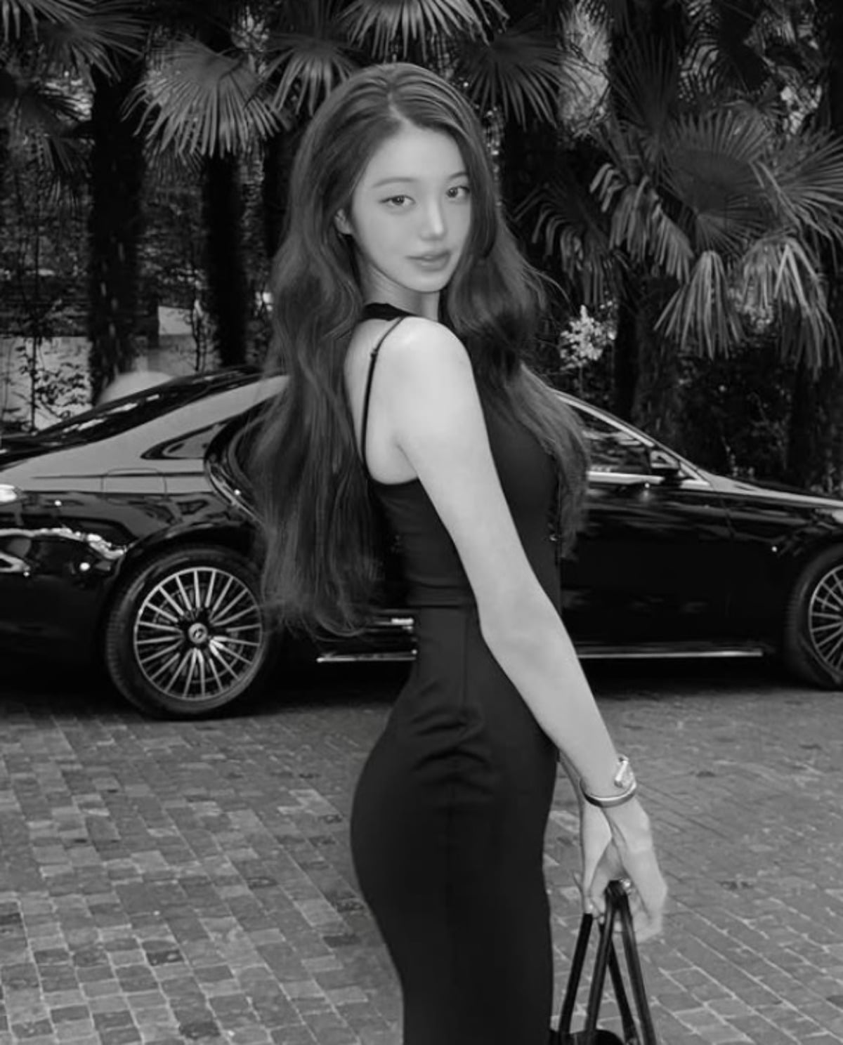 그룹 아이브 멤버 장원영이 포즈를 취하고 있다. / 사진=장원영 SNS