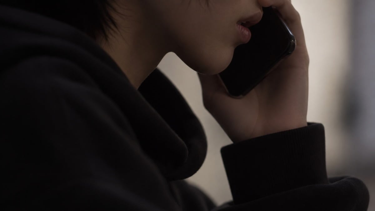 업계 관계자들이 무속인에게 활동 관련 다양한 조언을 구한다. / 사진=AI생성 이미지