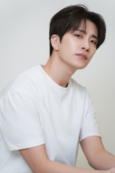 [공식] 갓세븐 영재, 유기견 위해 벌써 4000만원 썼다…군 복무 중에도 '통 큰 기부'