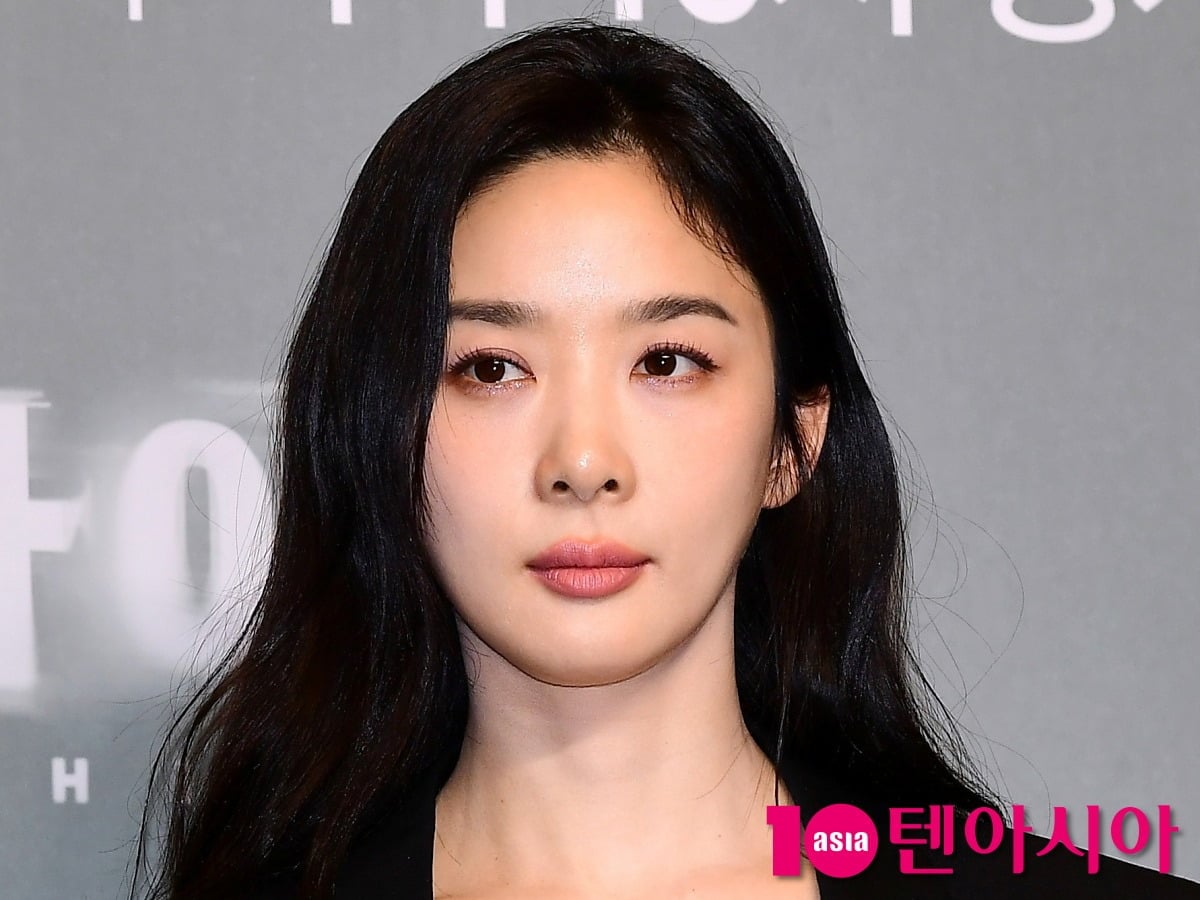 배우 이청아가 교통사고로 부상을 입은 가운데, 차기작 '고분고분한 킬러' 하차 여부를 논의하고 있다./사진=텐아시아DB