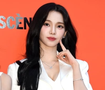 나영석 PD, 시청률 2%대 찍고 주저 앉았다…결국 카리나까지 긴급 투입 ('우주떡집')