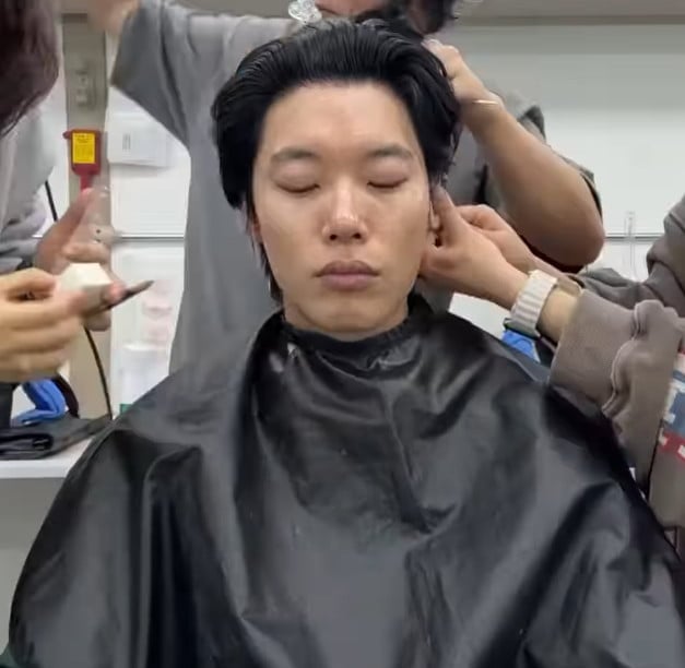 배우 류준열이 역할 변신을 위해 분장을 받고 있다. / 사진=류준열 SNS