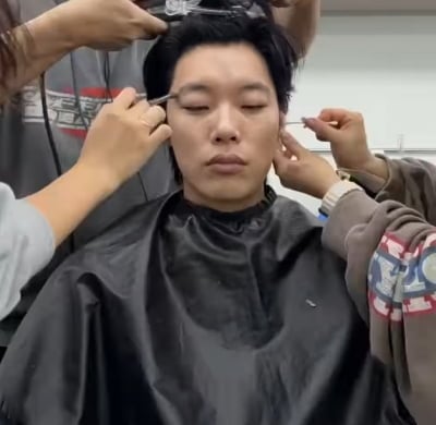 류준열, 1인 2역 때문에 귀까지 만졌다더니…영상으로 직접 인증
