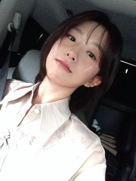 배우 윤가이가 18세 연상 장기하와 공개 열애 중 확 달라진 모습으로 근황을 전했다. / 사진=SNS