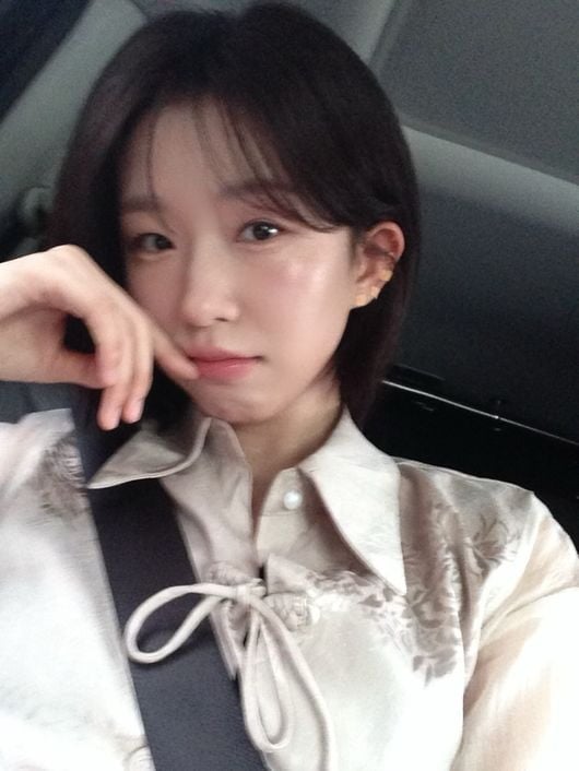 배우 윤가이가 18세 연상 장기하와 공개 열애 중 확 달라진 모습으로 근황을 전했다. / 사진=SNS