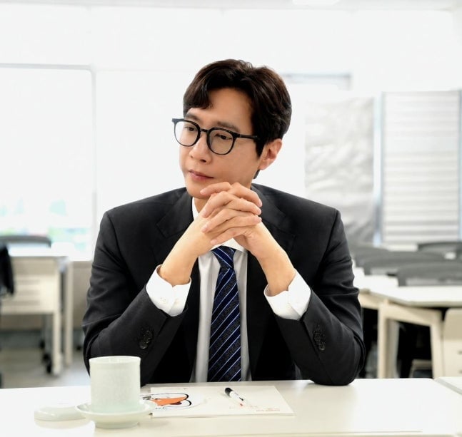 젝스키스 출신 고지용이 전처 허양임과 아들의 면접교섭 및 양육비 문제로 갈등을 빚고 있는 가운데, 자신을 공개적으로 비판한 소재원 작가까지 고소하며 법적 대응 범위를 넓혔다. /사진=마운틴무브먼트스토리