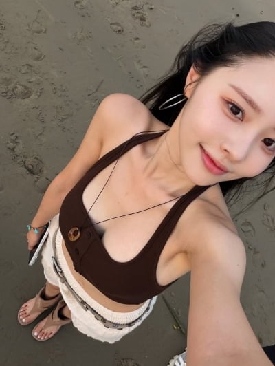 '♥박성광' 이솔이, 홀터넥 비키니 입고…해변 승마 중 뽐낸 한 줌 허리