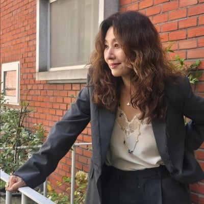 '64세' 최명길, 수트 입고 여유로운 미소…나이 안 믿기는 극강의 우아함