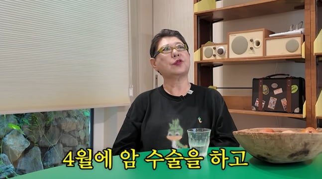 가수 양희은이 지난 6월 각막이식 수술을 받기 두 달 전 암 수술까지 받은 사실을 뒤늦게 공개했다.  / 사진=김영철 유튜브 채널 