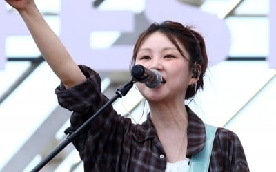 "사랑이 부족한 우리에게"…김수영, 'ATA 페스티벌'서 신곡 무대 첫선 [ATA프렌즈]