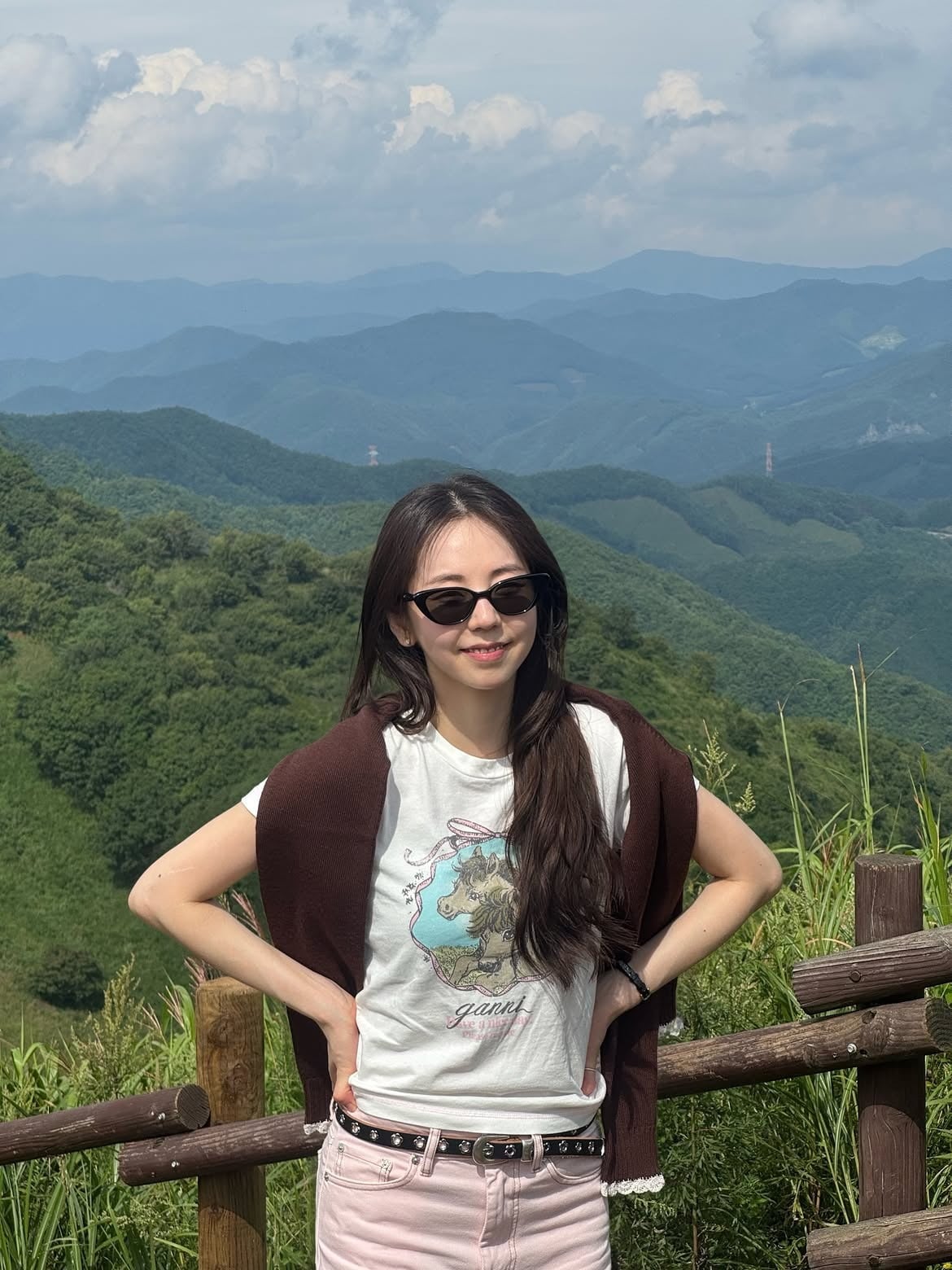 '34세' 안소희, '만두소희' 시절 그대로네…산 정상서 뽐낸 명품 비율