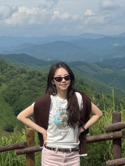 '34세' 안소희, '만두소희' 시절 그대로네…산 정상서 뽐낸 명품 비율