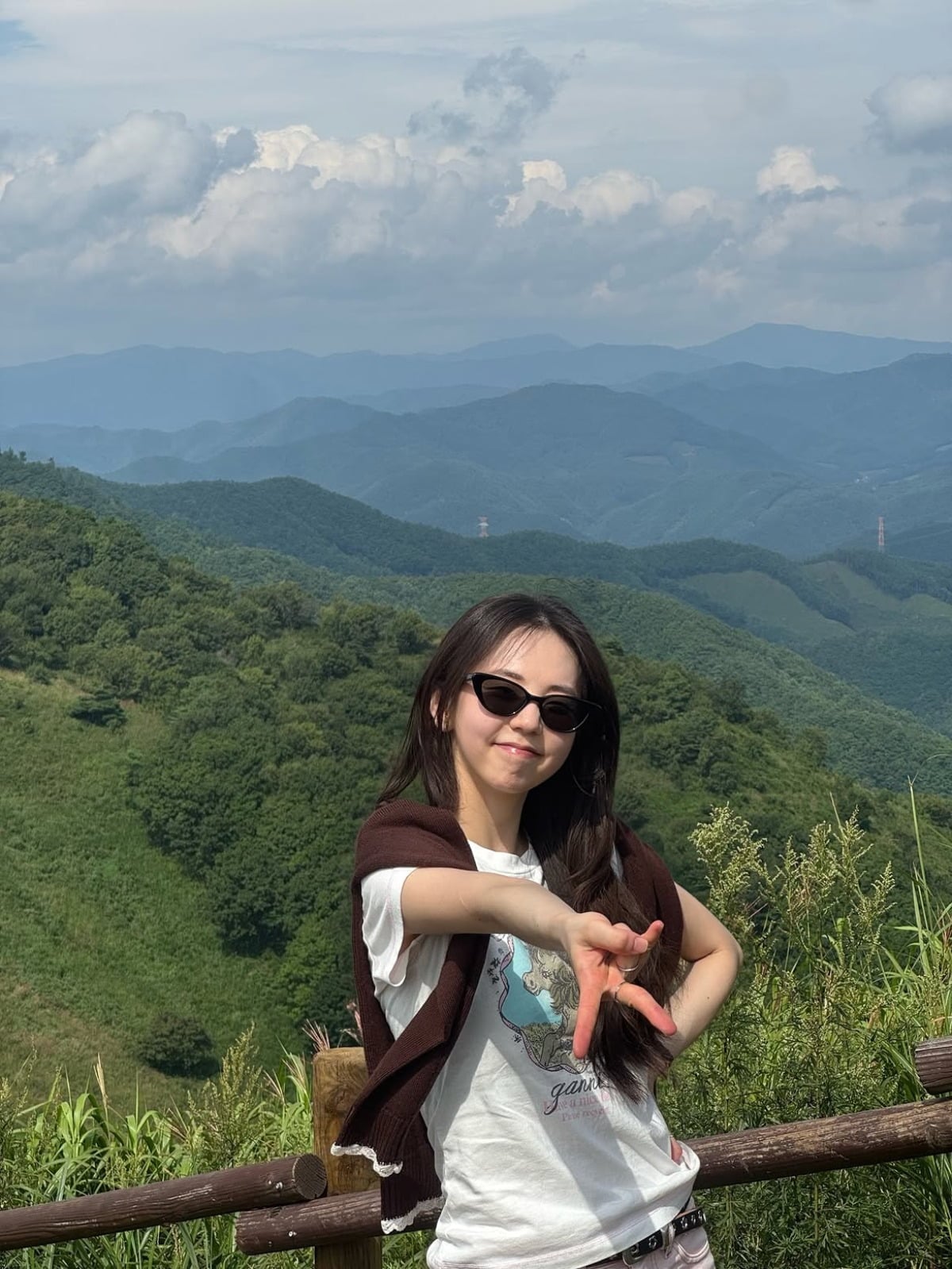 '34세' 안소희, '만두소희' 시절 그대로네…산 정상서 뽐낸 명품 비율