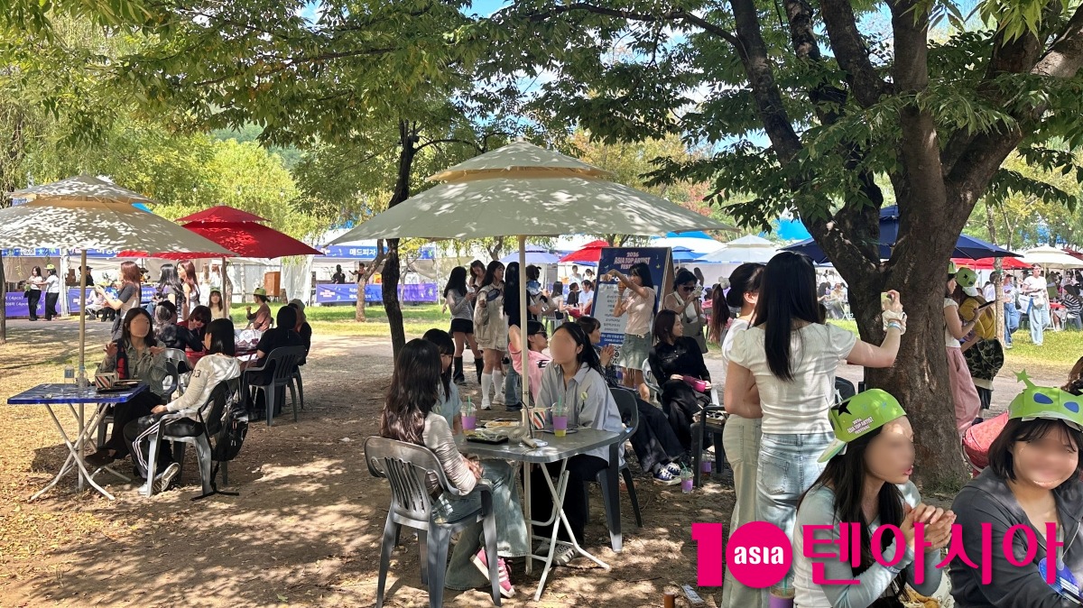 'ATA 페스티벌'이 9월 19일 서울 상암동 난지한강공원에서 개최됐다. F&B공간에서 많은 이들이 먹거리를 즐기고 있다. / 사진=김지원 기자
