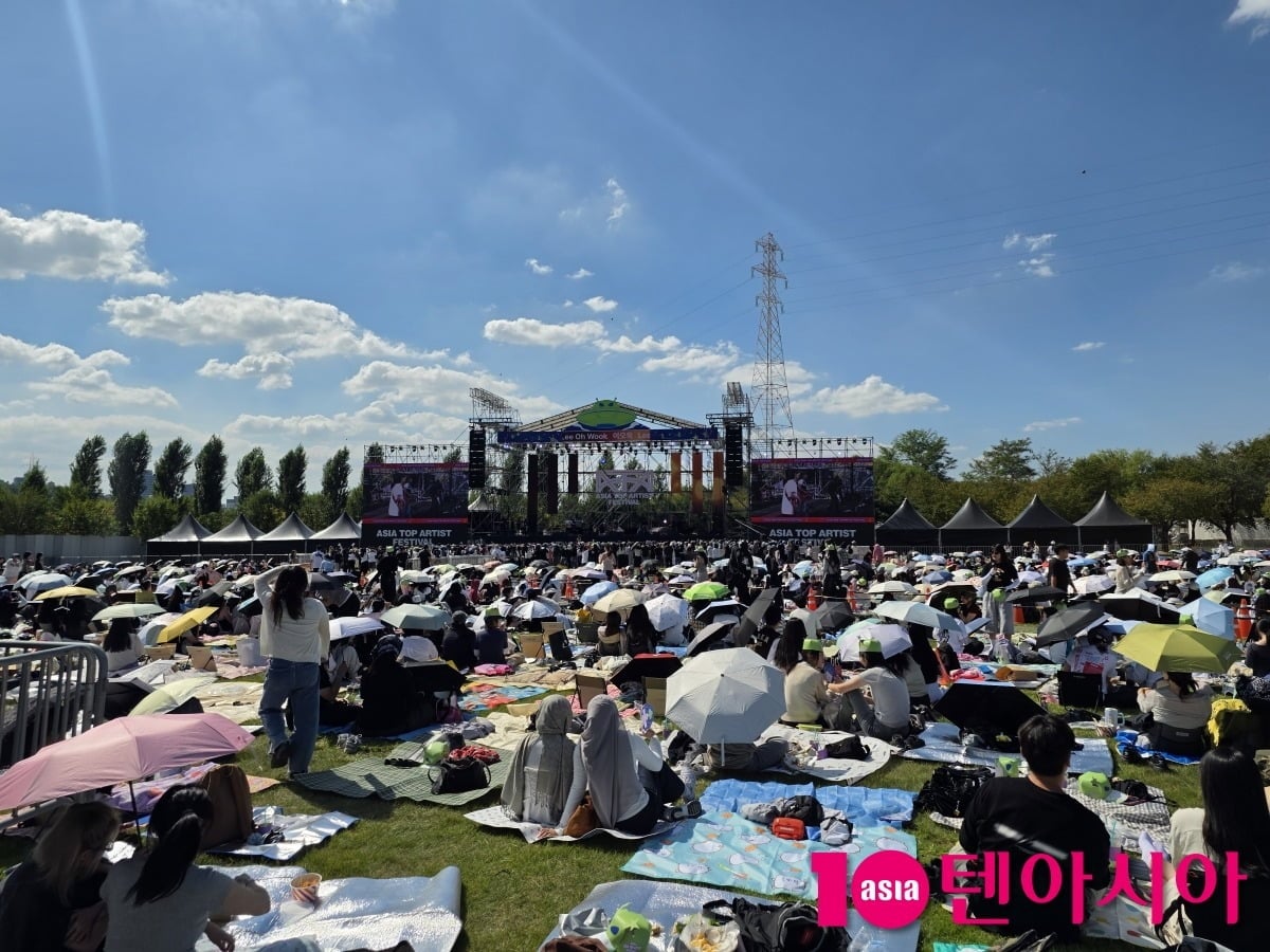 가수 이오욱이 '2026 아시아 탑 아티스트 페스티벌(2026 ASIA TOP ARTIST FESTIVAL, 이하 ATA 페스티벌)' 무대에 올라 관객들과 호흡했다./사진=텐아시아DB