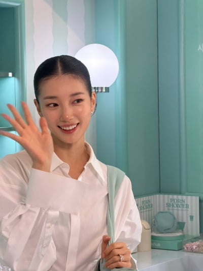 '138억 건물주' 수지, 올백 머리도 굴욕 없네…이목구비 더 빛나