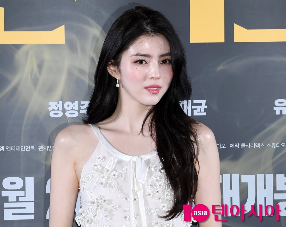 배우 한소희가 자신보다 30살 이상 많은 손석희와 최민식 앞에서 예상치 못한 한마디를 던졌다가 곧바로 사과했다. / 사진=텐아시아 DB