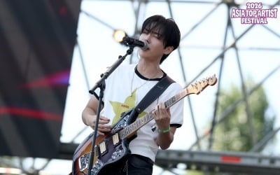 "다 내려놓고 방방 뛰자"…드래곤포니, 강렬한 사운드로 한강공원 예열 [ATA프렌즈]