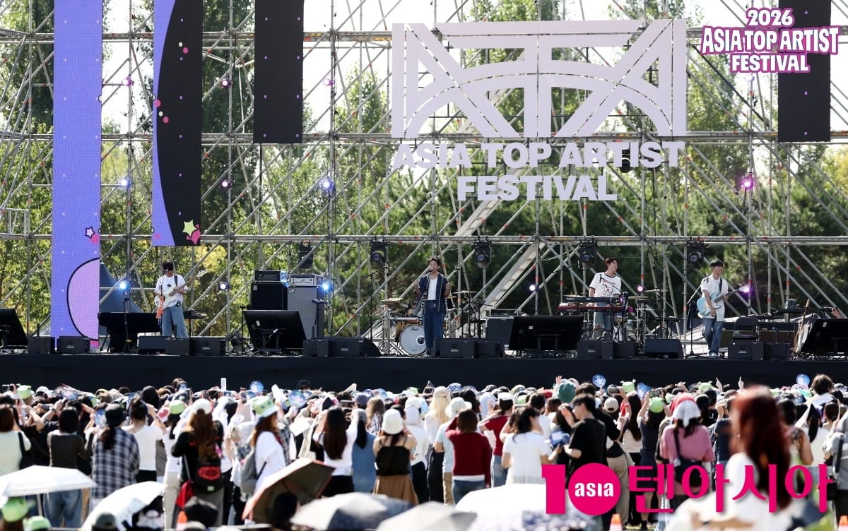 밴드 데이브레이크가 '들었다 놨다', '꽃길만 걷게 해줄게' 등을 선보이며 현장을 달궜다. / 사진=텐아시아DB