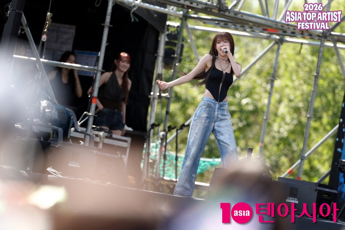 최예나가 'ATA 페스티벌'에서 치골 노출룩으로 시선을 사로잡았다./사진=텐아시아DB, ATA페스티벌