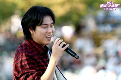 "던지면 닿을까" 이무진, 깜짝 팬서비스에 환호 터졌다…어깨에 걸쳐둔 슬로건 선물 [ATA프렌즈]