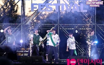 JYP 또 일냈다…숨소리까지 들리는 킥플립, '라이브 명가' 입증 [ATA프렌즈]