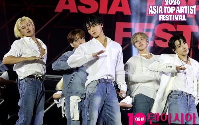 'BAD' 공연에 한강 뒤집어졌다…에이티즈, 치명적인 매력의 피날레 [ATA프렌즈]