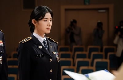 정은채, 슈트만 입으면 터진다…♥김충재와 공개 연애 중 변호사→형사 연타석 흥행