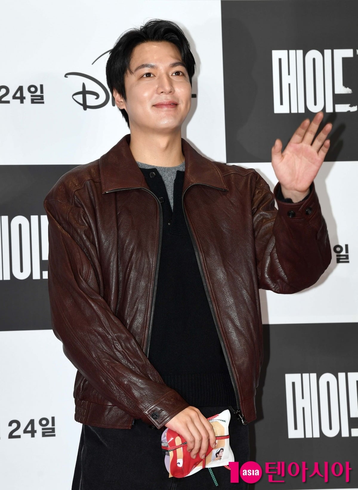 이민호가 손인사를 하고 있다. / 사진=텐아시아DB