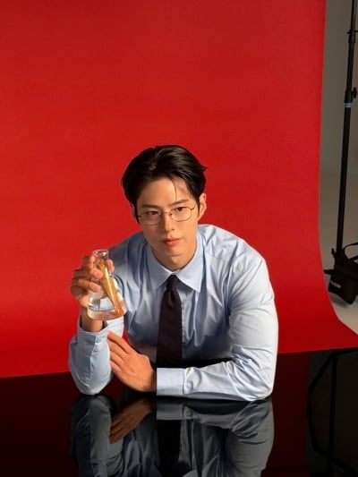 '33세' 박보검, 빨간 슈트도 완벽 소화해…남신 아우라 눈이 부시네