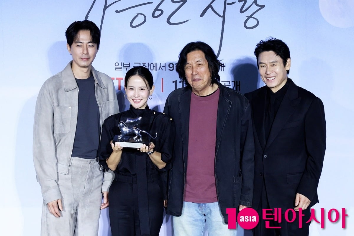 '가능한 사랑' 언론시사회에 배우 조인성, 조여정, 이창동 감독, 설경구가 참석했다. 전도연은 화상 모니터를 통해 함께했다. / 사진=윤지인 기자