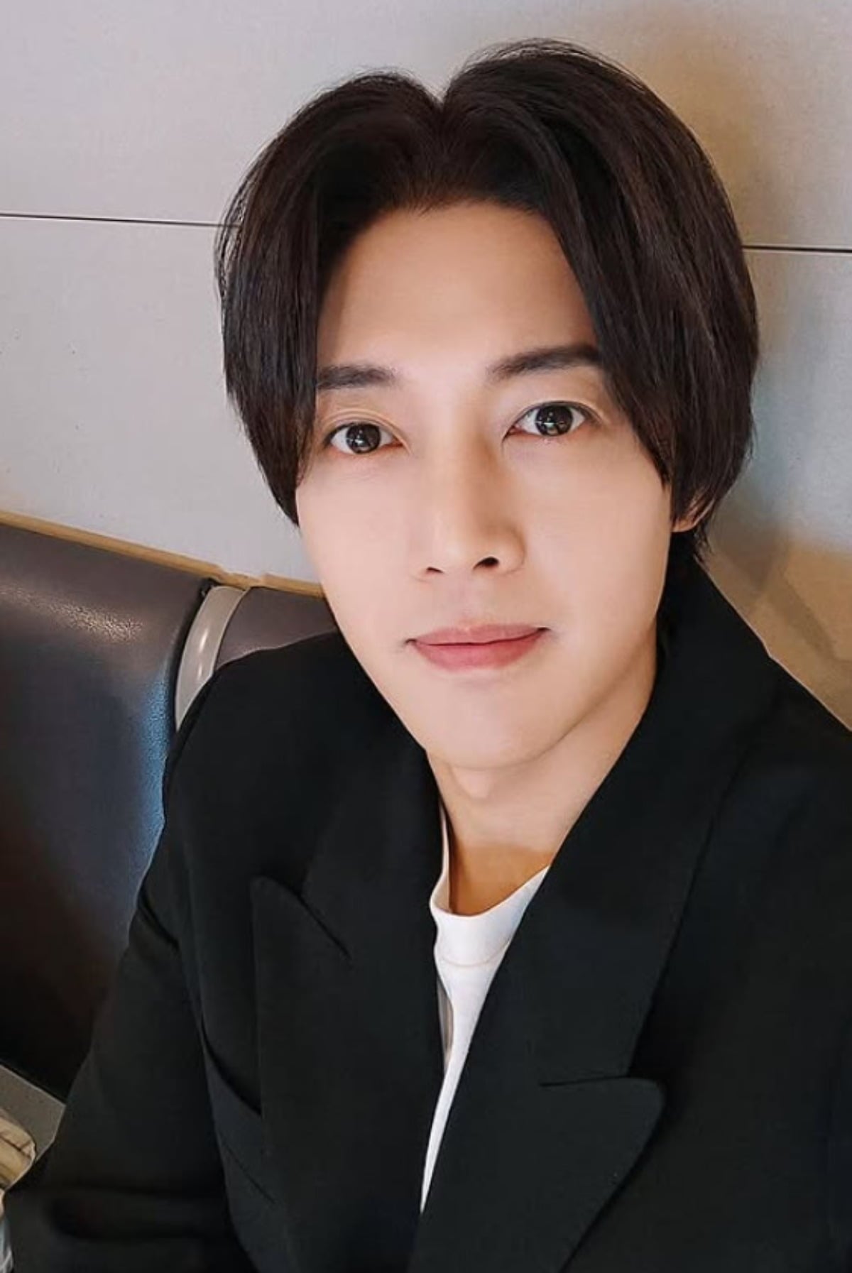 가수 겸 배우 김현중이 미소를 보이고 있다. / 사진=김현중 SNS