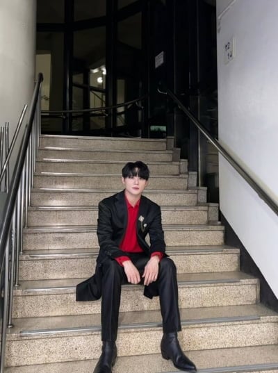 '89억家' 김준수, 대체 얼마나 슬림 한 거야…난간에 쏙 들어가는 몸매