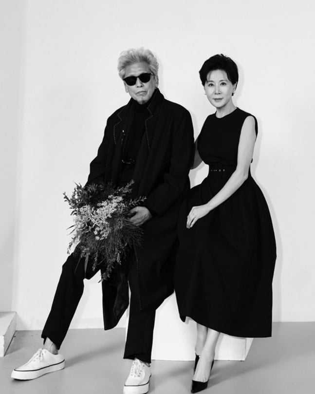 배우 박정수와 정을영 감독이 웨딩드레스와 턱시도를 입고 카메라 앞에 섰다.  / 사진=SNS