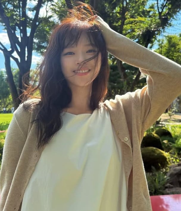 그룹 트와이스 멤버 정연이 야외에서 가을 분위기를 만끽하고 있다. / 사진=정연 SNS