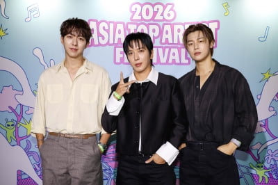 [단독] 씨엔블루, 데뷔 17주년에도 체력 그대로…"무대서 힘든 줄 모르고 뛰어"