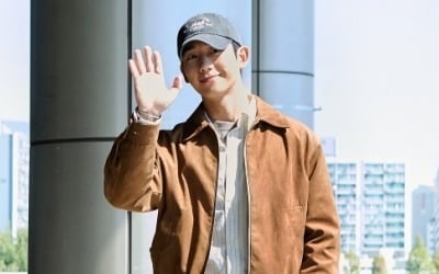 정해인, 가을 남친룩 이렇게 입는 거였네…스웨이드+니트+셔츠 '센스 있는 조합'