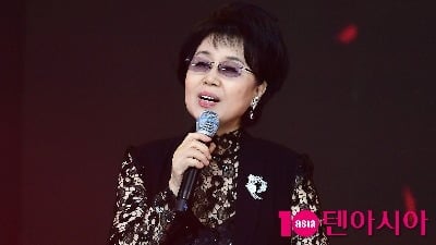 심수봉, '공개 저격' 전체 영상 보니…부축받고 등장→돌발 발언에 건강 우려 쏟아져