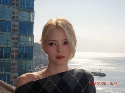 '32세' 한소희, 금발로 변신하더니 분위기 미쳤네…오프숄더 입고 뽐낸 명품 쇄골