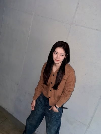 '32세' 박주현 청바지에 카디건만 입었는데…명품 기럭지 눈부시네