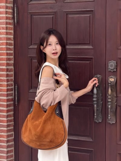 '나솔' 29기 옥순, 연하남과 헤어졌지만…핑크 니트 입고 뽐낸 명품 미모
